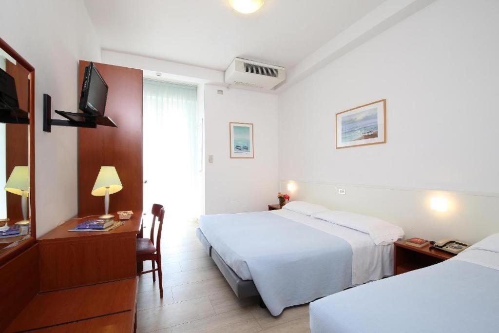 Hotel Caravel Маротта Экстерьер фото